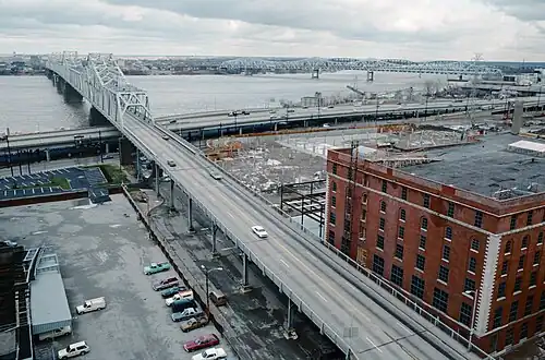 Zufahrt zur Brücke auf der Louisville-Seite
