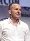 Clark Gregg 2019 auf der WonderCon in Anaheim, California mit weißem Hemd