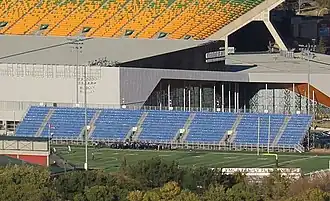 Das Clarke Stadium mit dem Commonwealth Stadium im Hintergrund (Januar 2000)