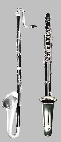 Malduras Kontraaltklarinette, um 1880, bekannt als Clarone grande von der Seite und eine neueres Instrument von vorne