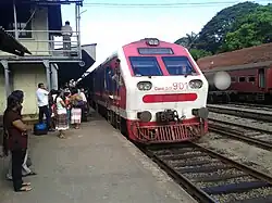 S11-Triebkopf des Deyata Kirula Intercity Express in Kurunegala (2012)