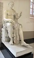 Statue eines Kaisers, im 18. Jahrhundert als Claudius restauriert (zentrale Exedra)[10]