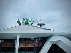 Die Climate Pledge Arena im Oktober 2021 mit der Space Needle im Hintergrund