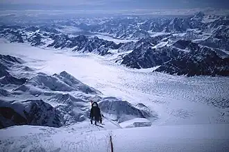 In der Bildmitte der Kahiltna-Gletscher, dahinter der Lacuna-Gletscher