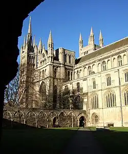 Langhaus zum West­quer­haus: Süd­seiten­schiff und Empore mit Tudor-Fassade
