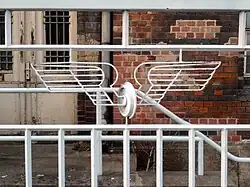 Flügelrad am Eingang des ehemaligen Reichsbahnausbesserungswerks Dresden