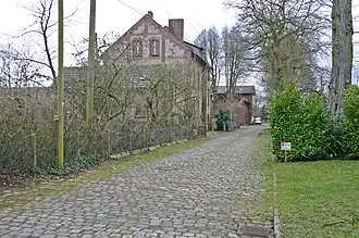 Bahnhofstraße mit Bahnmeister-Wohnhaus (VG) und Empfangsgebäude (HG), 2015