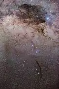 Der markant dünne Doodad Nebula im Sternbild Fliege (Musca) unterhalb des Coalsack Nebula.