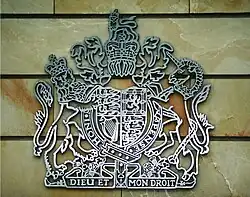 Königliches Wappen an der Eingangsfassade