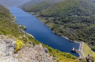 Das Cobb Reservoir mit Staumauer von Nordosten aus gesehen