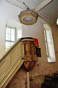 Kanzel mit Treppenaufgang und Schalldeckel