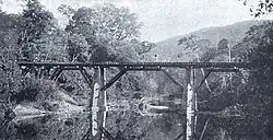 Holz- und Steinbrücke