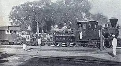 Lok mit Langholzwagen und Caboose