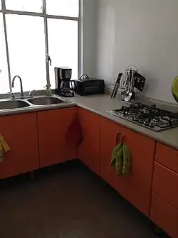 Hier wurde vergessen, einen Ort zum Aufhängen der Handtücher einzuplanen.