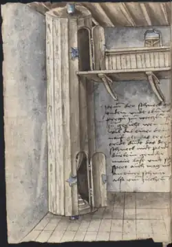 Wendeltreppe mit drehbar gelagertem Treppenhaus als Geheimtreppe