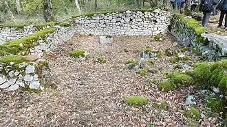 Reste des Tempels auf „La Giostra“, mit der Cella