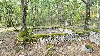 Die Grundmauern des Tempels auf „La Giostra“ mit zwei der drei Räume, aus denen der Tempel bestand