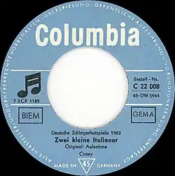 Hellblaue Schallplattenhülle einer Single. Die Schriftzüge in schwarzen und weißen Buchstaben. Oben steht der Schriftzug „Columbia“, links ein Symbol mit zwei Sechzehntelnoten, rechts eine Bestellnummer und unten der Text „Zwei kleine Italiener“, darüber der Schriftzug „Deutsche Schlagerfestspiele 1962“ und darunter „Original-Aufzeichnung“ und „Conny“. Am Rand steht umlaufend ein klein gedruckter Text zu Urheberrechten.