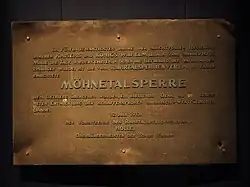 Das Original der zur Einweihung angebrachten Erinnerungstafel – heute in Canberra