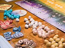 Spielmaterial für Flügelschlag