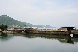 Zwei der gebauten Kriegs-Standardschiffe der EG-Klasse-Frachter als Wellenbrecher in Kure 2009