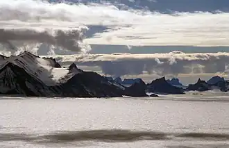 Blick von den Dallmannbergen nach Westen über den Glopeken auf den nördlichen Teil des Conradgebirges