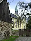 Kirche Conradsdorf mit Pfarrhofscheune und Sühnekreuz