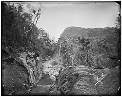 Ansicht während der Bauzeit. Bergkuppe im Hintergrund noch ohne Christusstatue