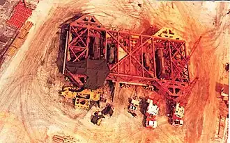 Ein weitgehend montierter Crawler mit vier eingesetzten Dieselgeneratoren Mitte 1964