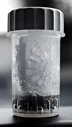 Kontaktlinsen, die in einer Lösung auf Wasserstoffperoxidbasis eingeweicht werden. Das Gehäuse ist Teil eines einstufigen Systems und enthält eine katalytische Scheibe an der Basis, um das Peroxid im Laufe der Zeit zu neutralisieren.