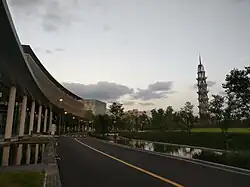 Blick entlang des Vorlesungsgebäudes auf den ShanghaiTech Tower.