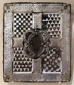 Rückseite und Vorderseite des Cumdach