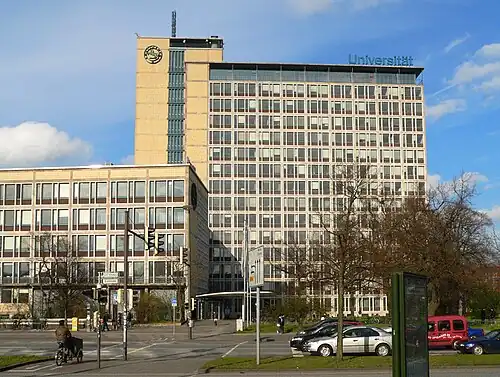 Conti-Hochhaus als eines der beherrschenden Bauwerke am Platz, heute Universität