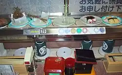 Platz am Kaiten-Zushi-Bar, Japan