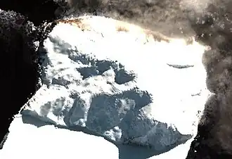 Satellitenaufnahme von Cook Island mit Mount&nbsp;Holdgate (unten rechts)