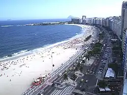 Copacabana in Rio de Janeiro, die schwarz-weiß gemusterten Wegebeläge wurden von Burle&nbsp;Marx entworfen.