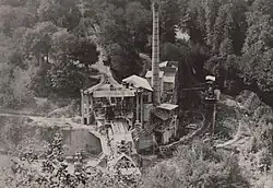 Brecher unterhalb des Steinbruchs und oberhalb der Strecke zum Bahnhof