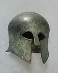 Korinthischer Helm (6. Jh. v. Chr.) mit festem Naseneisen