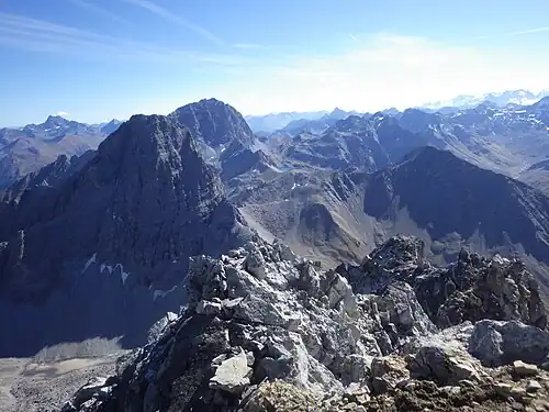 Blick zu den anderen Bergen der Bergüner Stöcke. V.&nbsp;l.&nbsp;n.&nbsp;r. Tinzenhorn, Piz Ela und Pizza Grossa.
