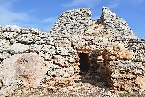 Eingangstor mit Blick in den Korridor