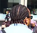 Mann mit Cornrows