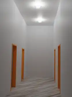 Ungünstige Beleuchtung in einem hohen Flur