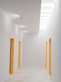 Es kann für Licht­instal­la­tionen verwendet werden, die Einfall von Tages­licht durch Ober­lichter simulieren.