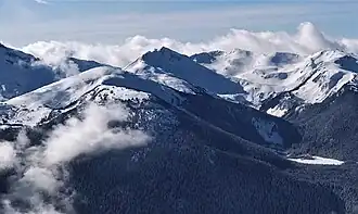 Der Corrie Peak im Winter mit dem Corrie Lake (rechts)