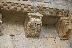 Kragsteine und Schachbrettfries