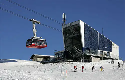 Talstation der Seilbahn Corviglia-Piz Nair