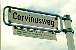 Straßenschild mit Legendentafel zu „Anton Corvinus 1501–1553, Reformator des Fürstentums Calenberg, 1348 Wrenschenhagen“