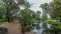 Parkanlage mit japanischem Teehaus und Teich