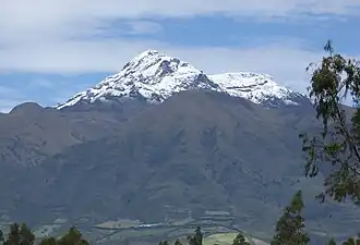 Ein zu Beginn der Regenzeit verschneiter Cotacachi