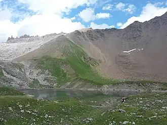 Pass digls Orgels (links) und Cotschen (Mitte), aufgenommen vom Lai Tigiel